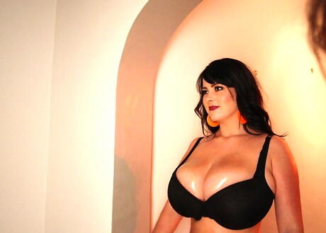 Enchanting brittish brunette chubby Rachel Aldana in hot erotic scene 